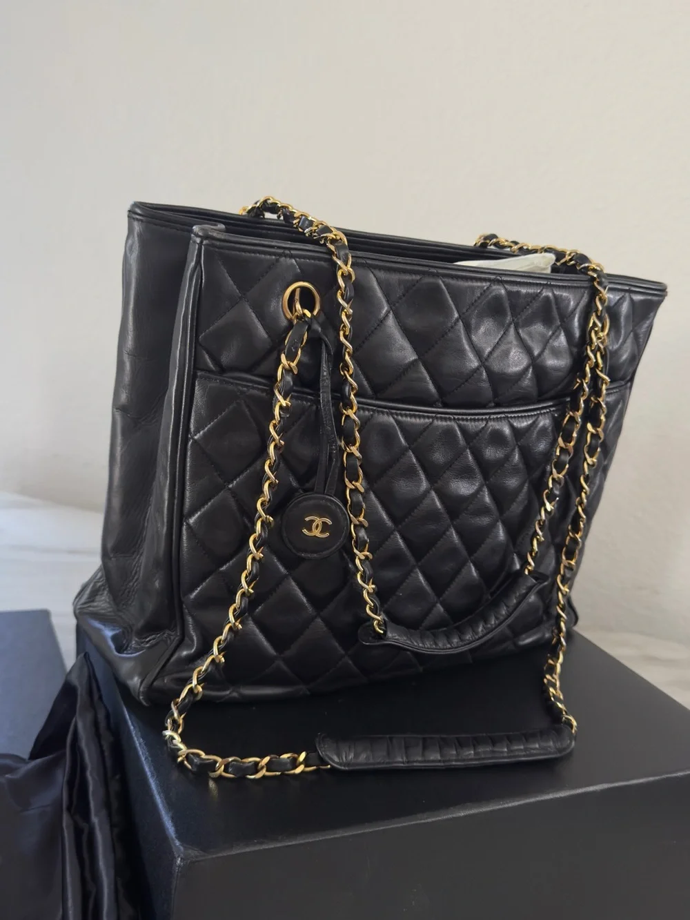 CHANEL Black Quilted Leather Shoulder Bag with Gold Chain